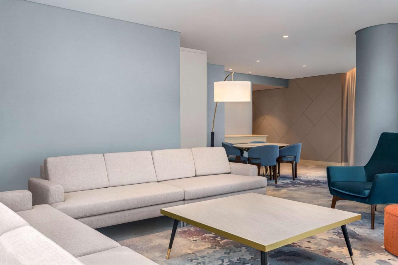 Radisson Blu Hotel Riyadh Convention And Exhibition Center Екстер'єр фото A living room in a suite at the hotel