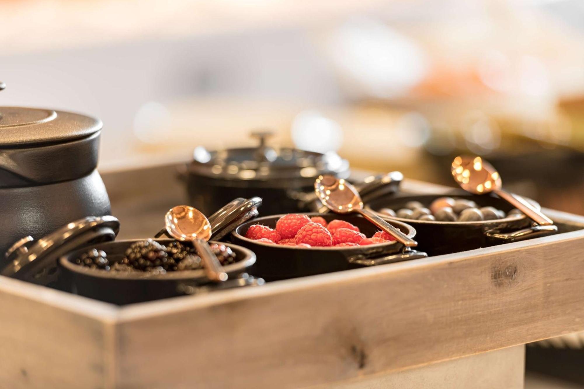 Radisson Blu Hotel Riyadh Convention And Exhibition Center Екстер'єр фото Caviar and other garnishes at a restaurant