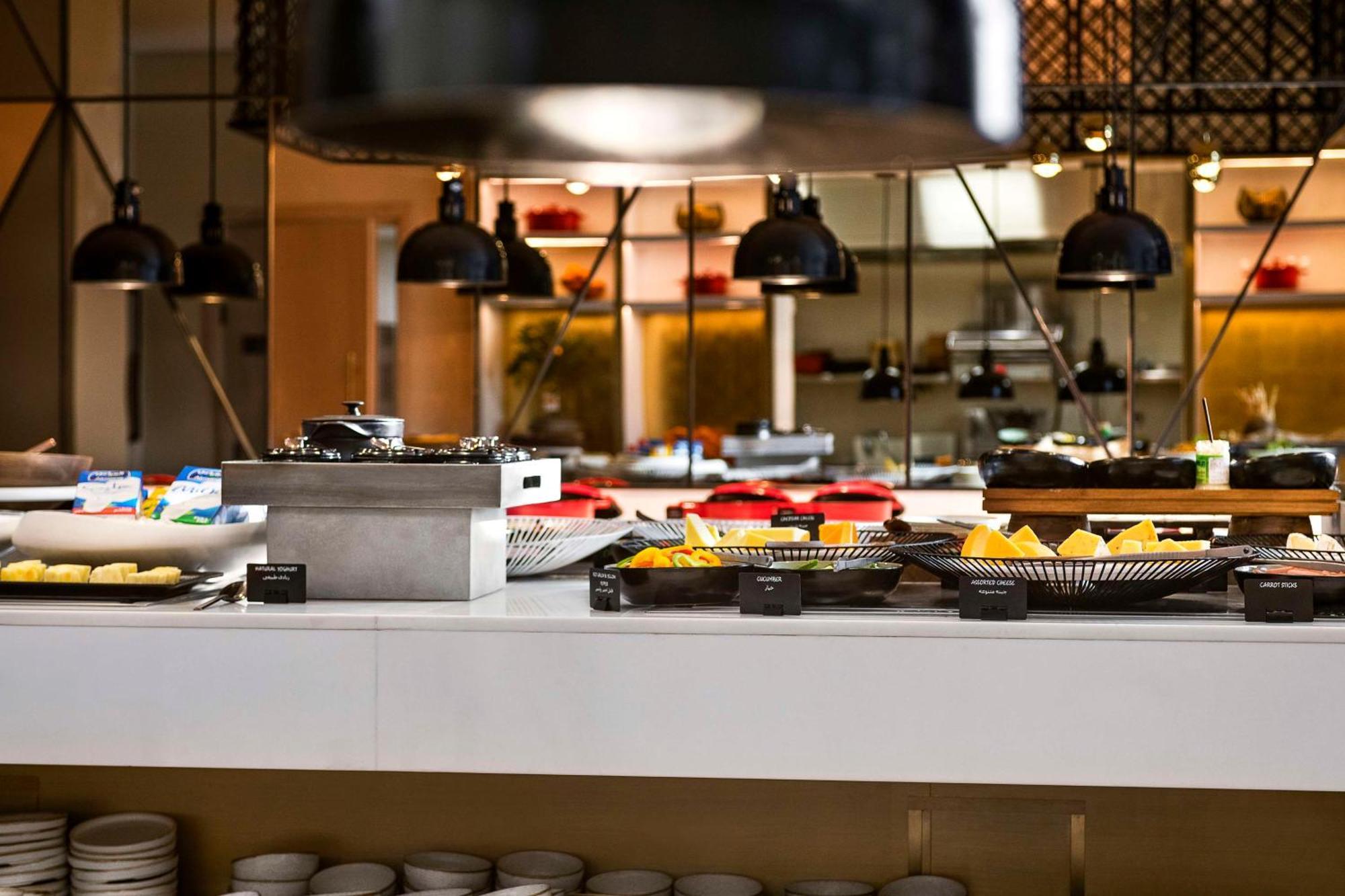 Radisson Blu Hotel Riyadh Convention And Exhibition Center Екстер'єр фото A buffet at a hotel
