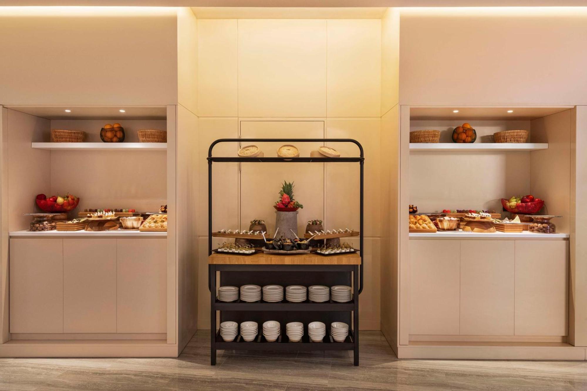 Radisson Blu Hotel Riyadh Convention And Exhibition Center Екстер'єр фото A buffet at a hotel