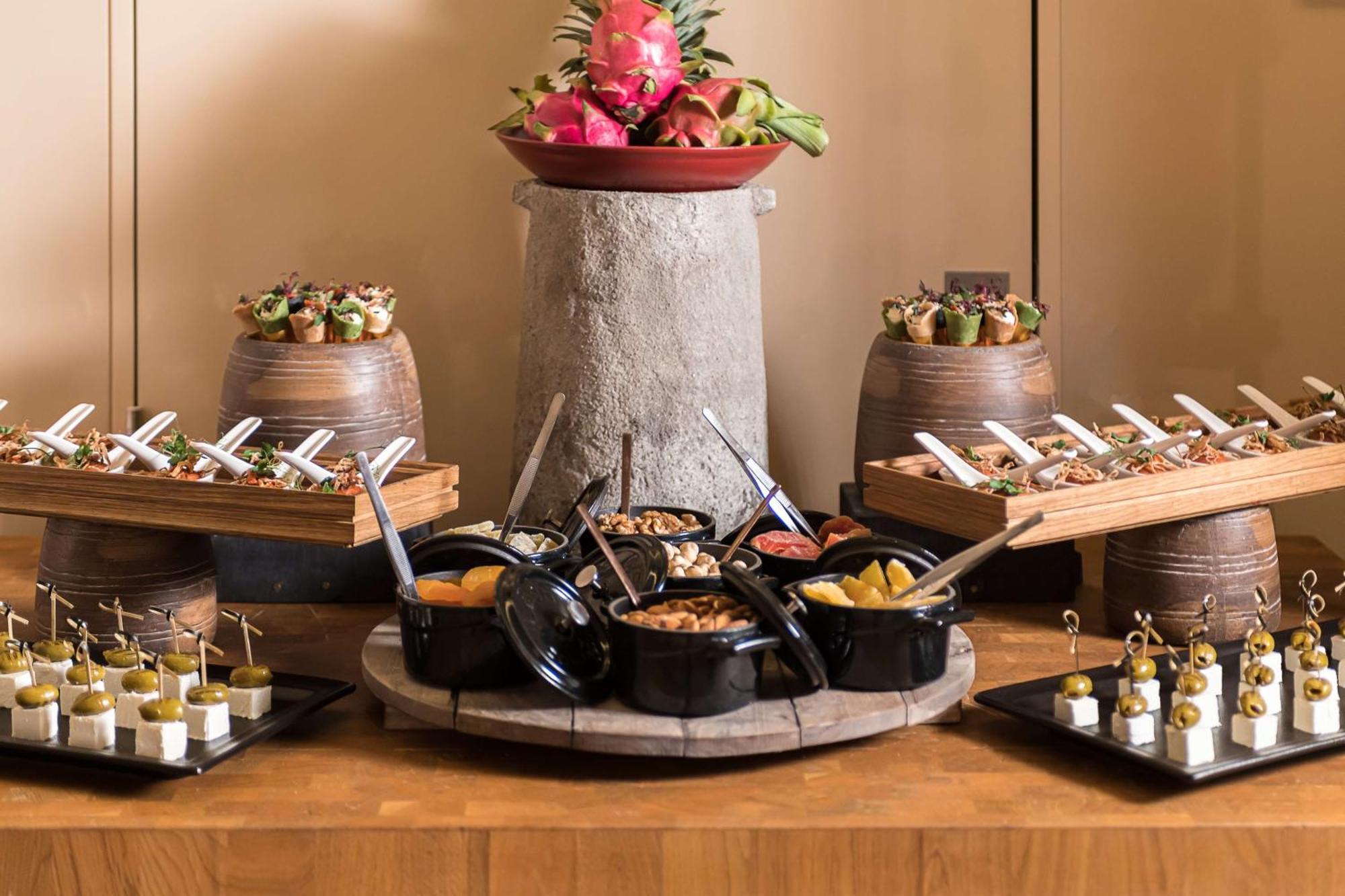 Radisson Blu Hotel Riyadh Convention And Exhibition Center Екстер'єр фото A cocktail buffet