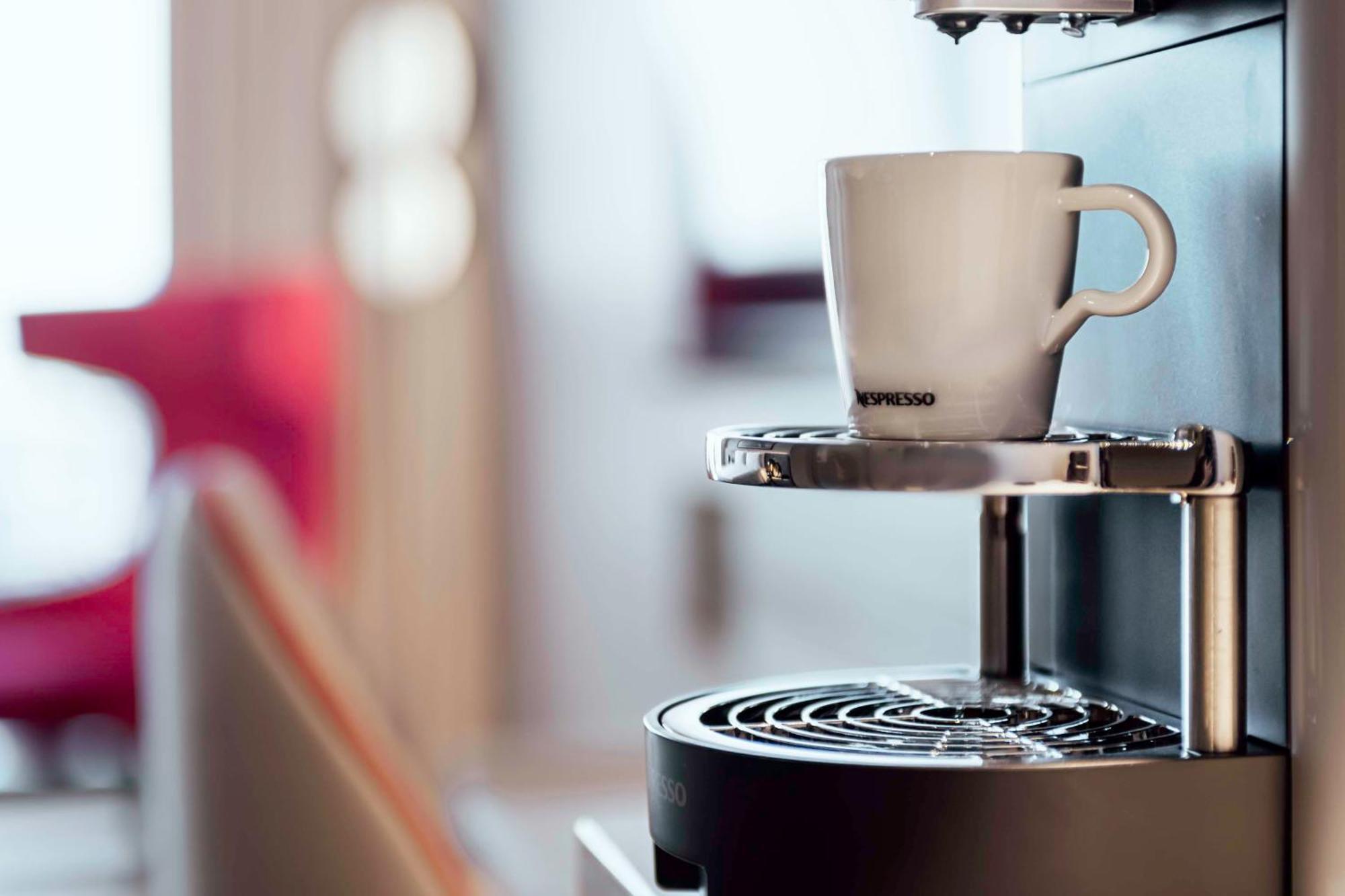 Radisson Blu Hotel Riyadh Convention And Exhibition Center Екстер'єр фото A Nespresso machine