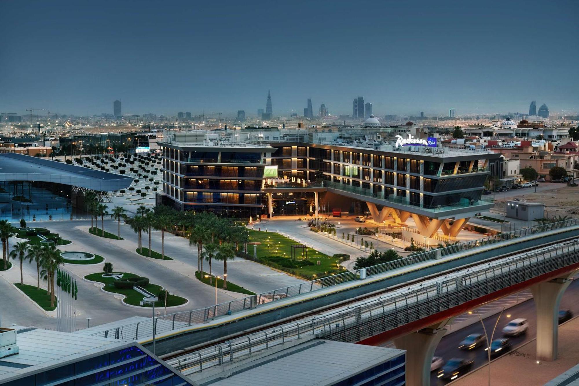 Radisson Blu Hotel Riyadh Convention And Exhibition Center Екстер'єр фото The station at night