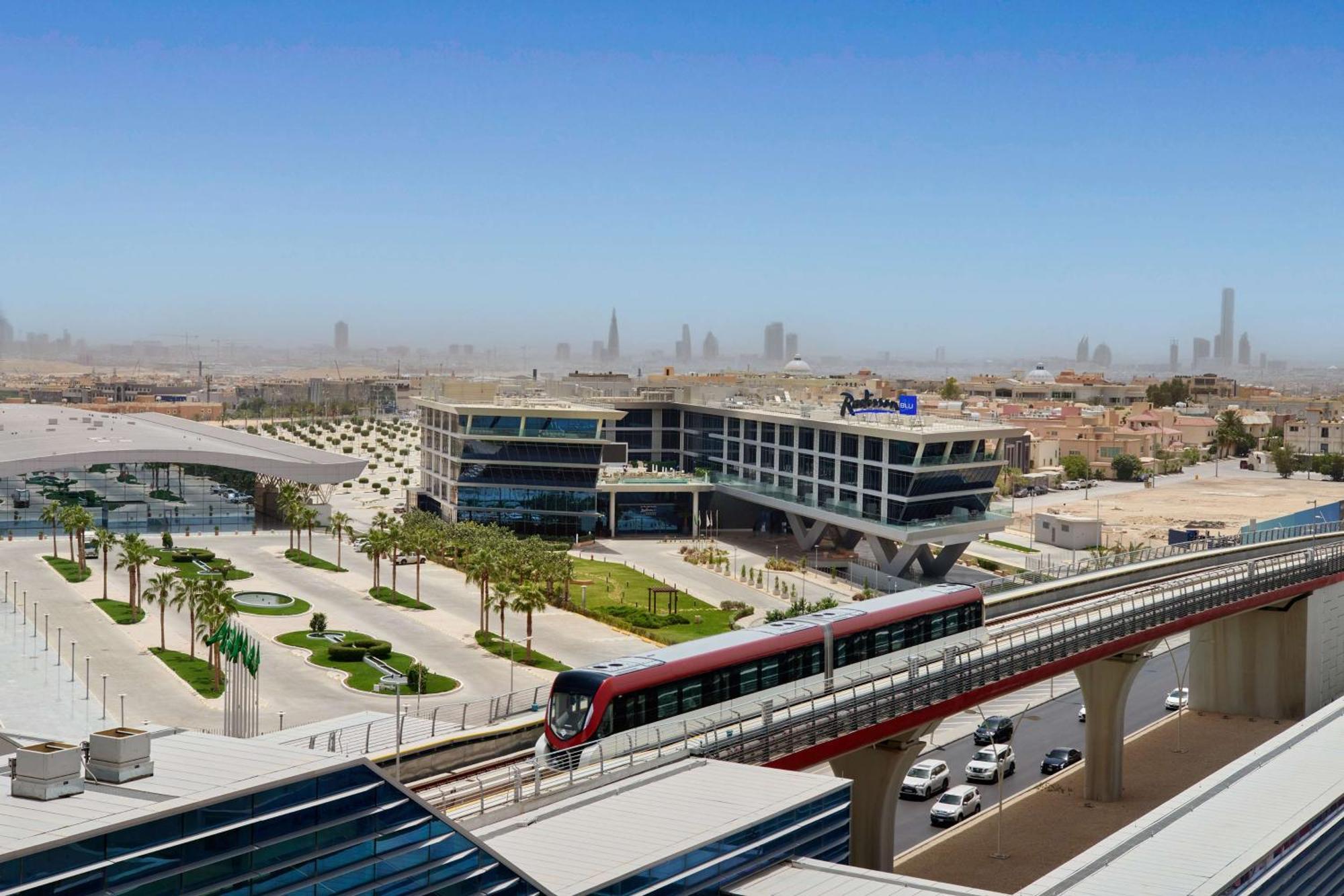Radisson Blu Hotel Riyadh Convention And Exhibition Center Екстер'єр фото Al Suhail Metro Station