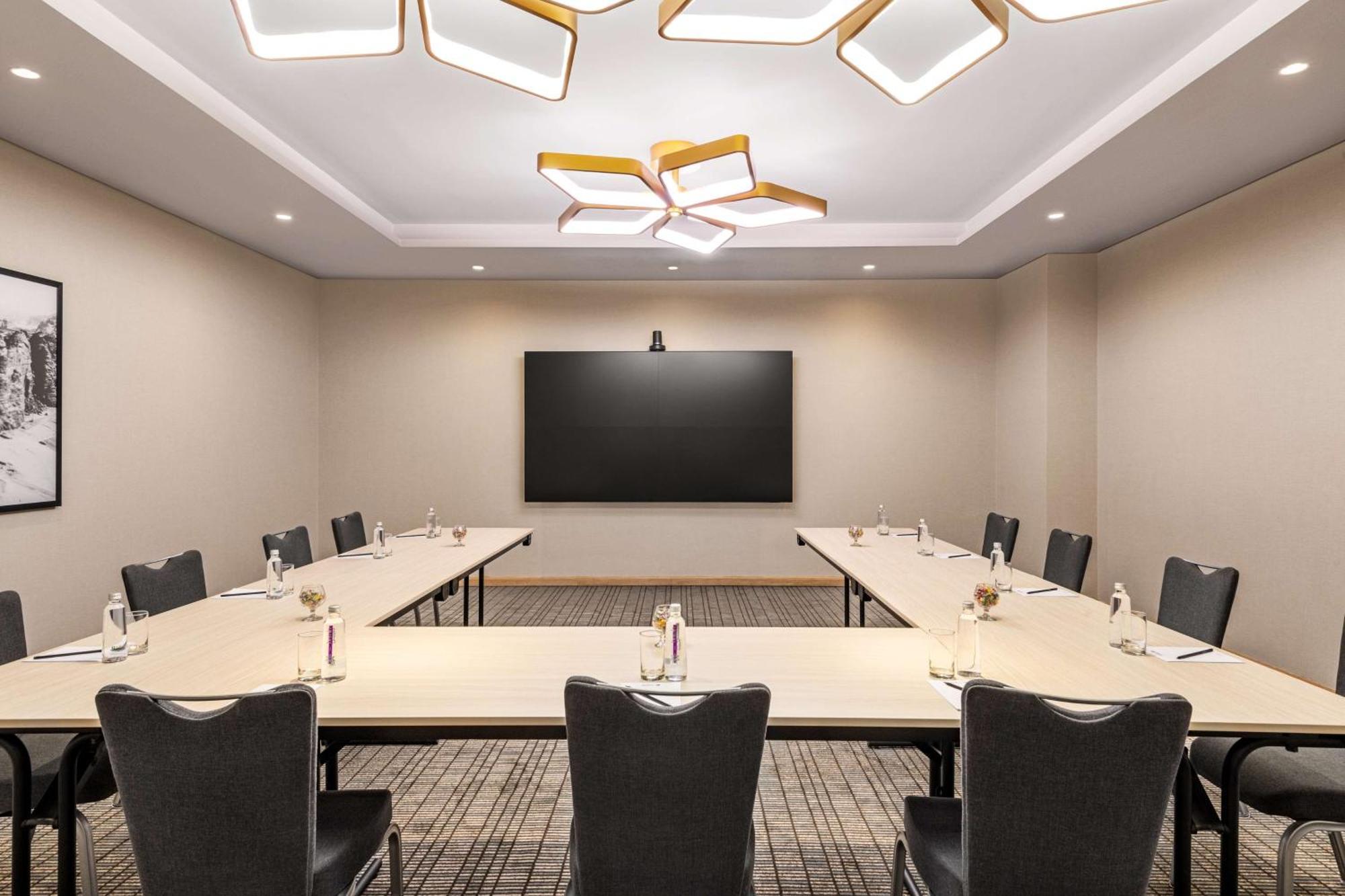 Radisson Blu Hotel Riyadh Convention And Exhibition Center Екстер'єр фото A meeting room at the Hilton Garden Inn