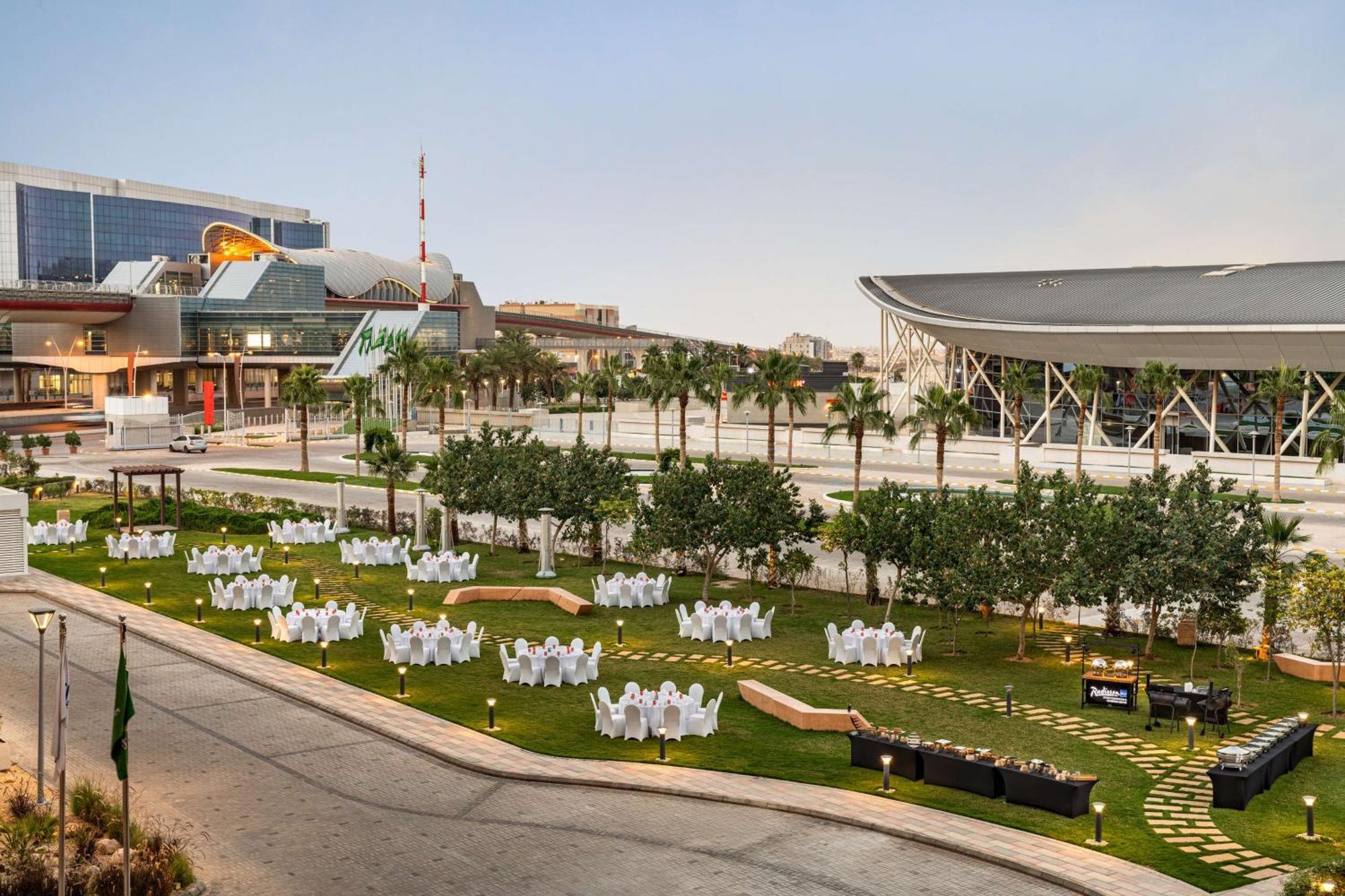 Radisson Blu Hotel Riyadh Convention And Exhibition Center Екстер'єр фото The Green