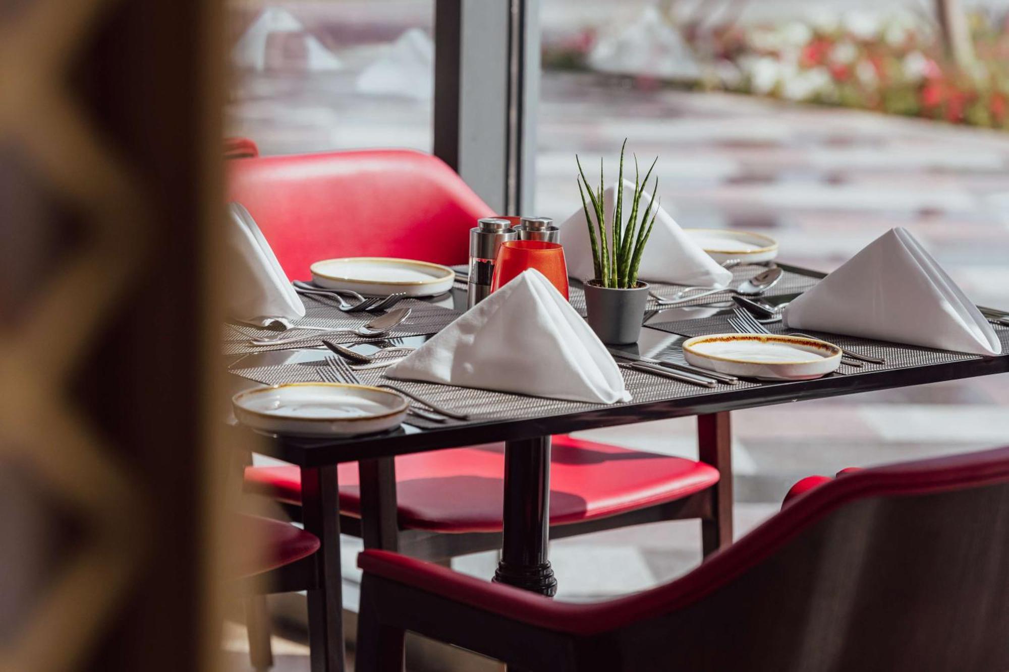 Radisson Blu Hotel Riyadh Convention And Exhibition Center Екстер'єр фото Restaurant