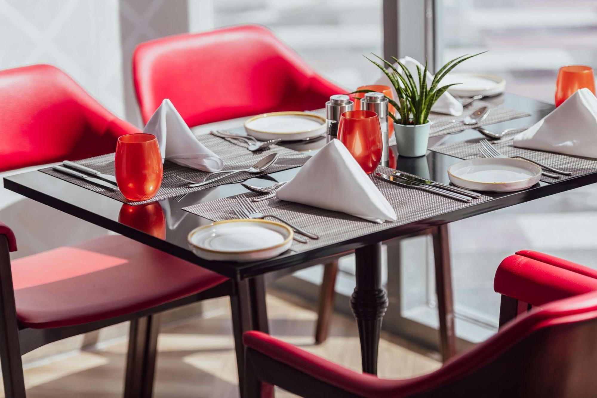 Radisson Blu Hotel Riyadh Convention And Exhibition Center Екстер'єр фото A table set for fine dining