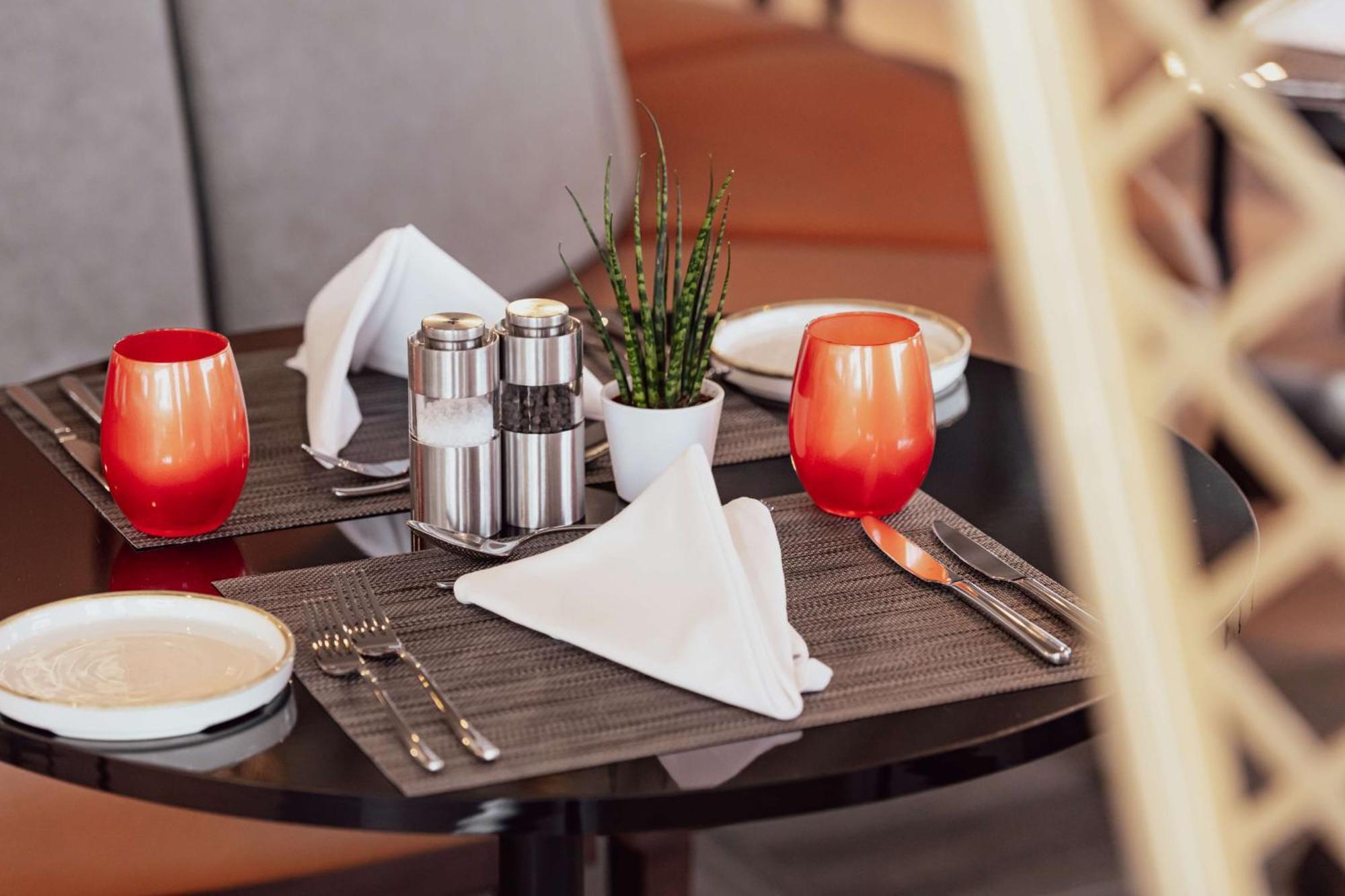 Radisson Blu Hotel Riyadh Convention And Exhibition Center Екстер'єр фото A place setting