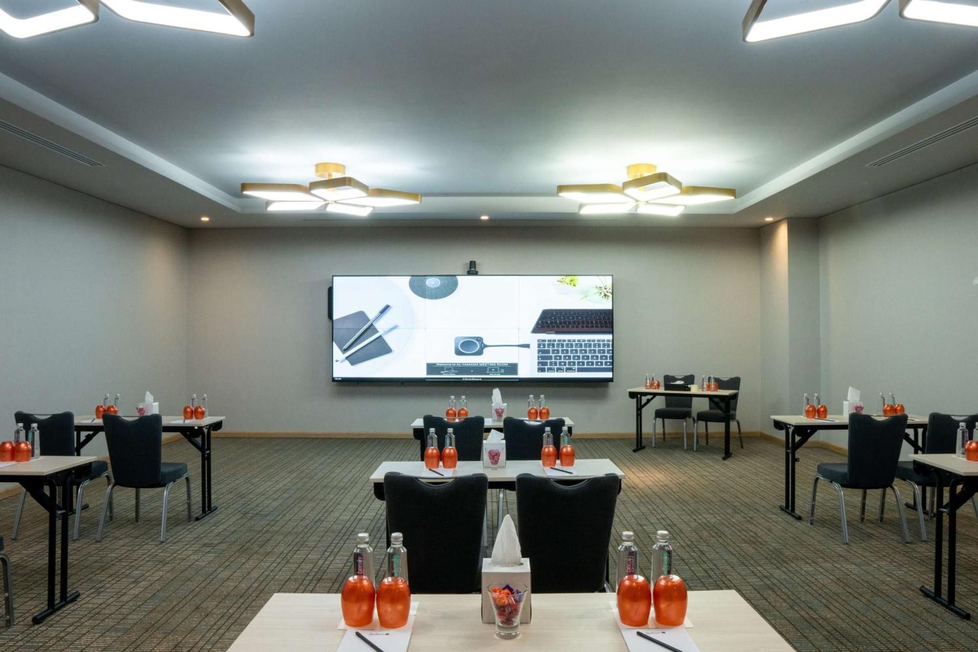 Radisson Blu Hotel Riyadh Convention And Exhibition Center Екстер'єр фото Meeting room at the hotel