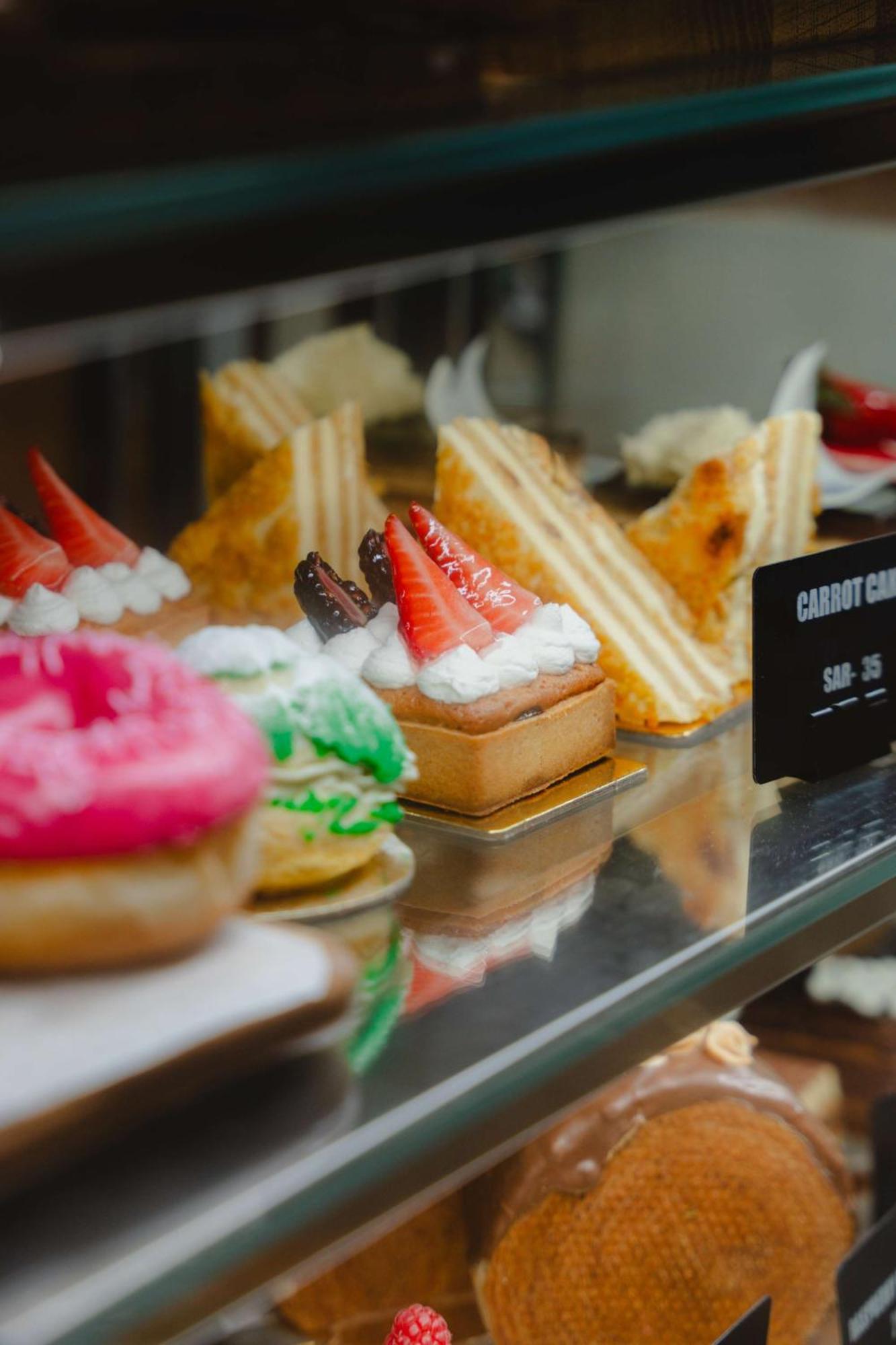 Radisson Blu Hotel Riyadh Convention And Exhibition Center Екстер'єр фото A display of pastries at a bakery in Singapore